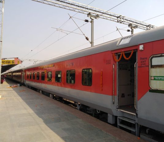 यात्रियों में दिखा उत्साह महज कुछ घंटे में ही 54 हजार टिकट की बुकिंग हुई। Indian-Railways-Khabar-Worldwide