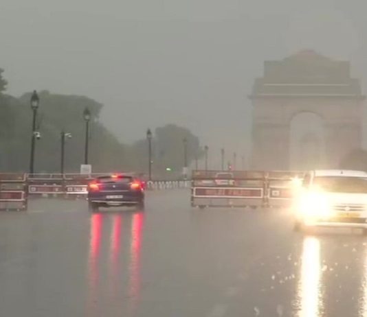 दिल्ली में भारी बारिश, जलजामव होने से दुर्घटना होने का खतरा। delhi-heavy-rain