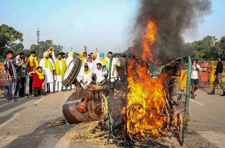 tractor-burned-at-india-gate