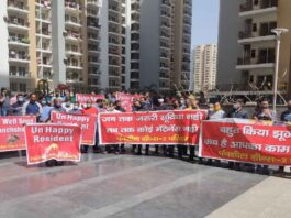 panchsheel-society-residents-protest-against-builder