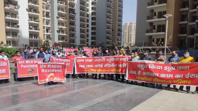 panchsheel-society-residents-protest-against-builder