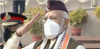 73वें गणतंत्र दिवस पर पीएम मोदी का नया अंदाज, मणिपुरी गमछा और उत्तराखंडी टोपी में आए नज़र।